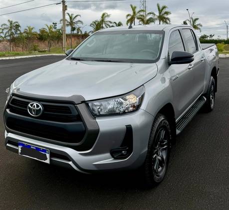TOYOTA HILUX 2.8 D-4D TURBO DIESEL CD SR 4X4 AUTOMÁTICO